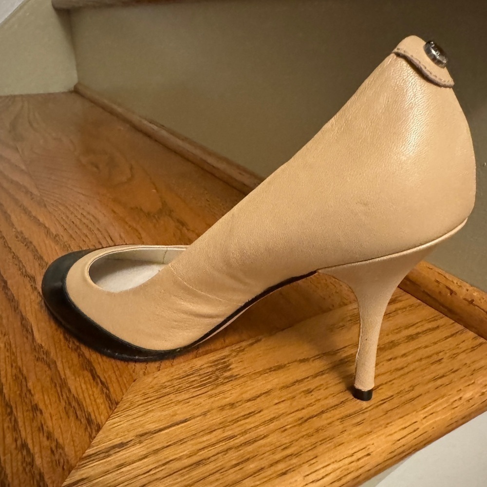 MICHAEL KORS Leather Presley Cap Two Toned Black and Tan Heels 5 1/2 5.5 - Picture 4 of 7
